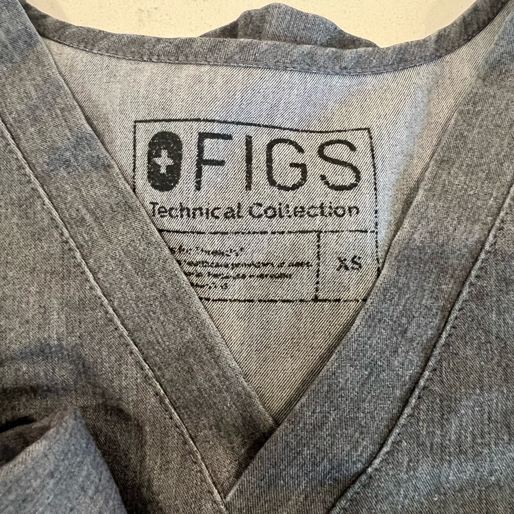 Figs Charcoal XS Catarina Top and Petite Zamora Joggers - Picture 3 of 4